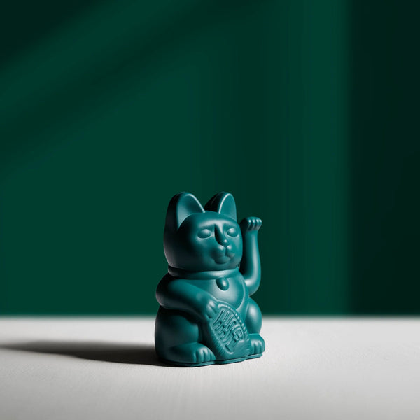 Die Winkekatze Mini in Grün steht für Familie