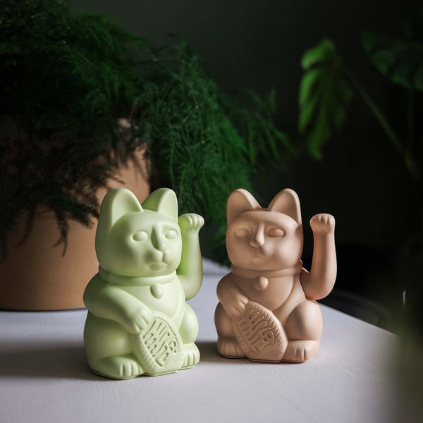 Lucky Cat in den Farben Ocker und Light green, nebeneinander