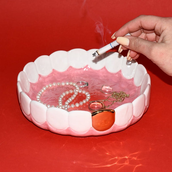 Seletti Aschenbecher mit Schmuck und Zigarette