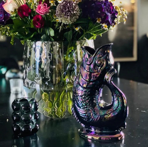 Fischvase auf Tisch in blauschimmernd