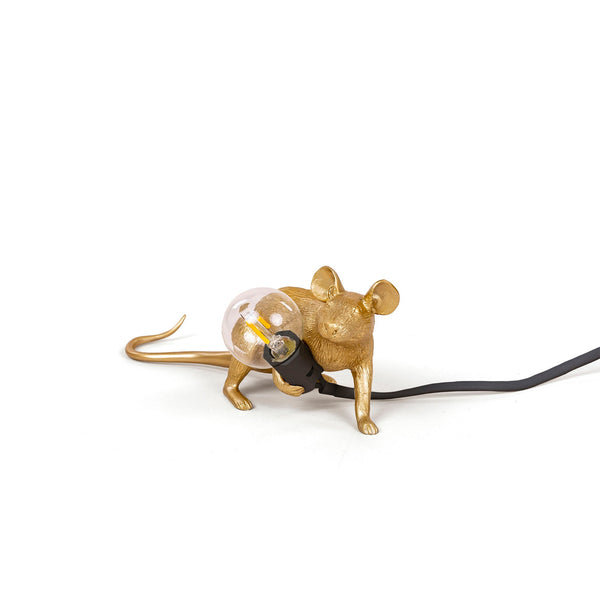 liegende goldene Maus mit Glühbirne in der Hand