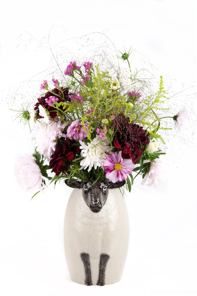 Handbemalte Schafvase mit schwarzem Gesicht, von vorne mit Blumenstrauß