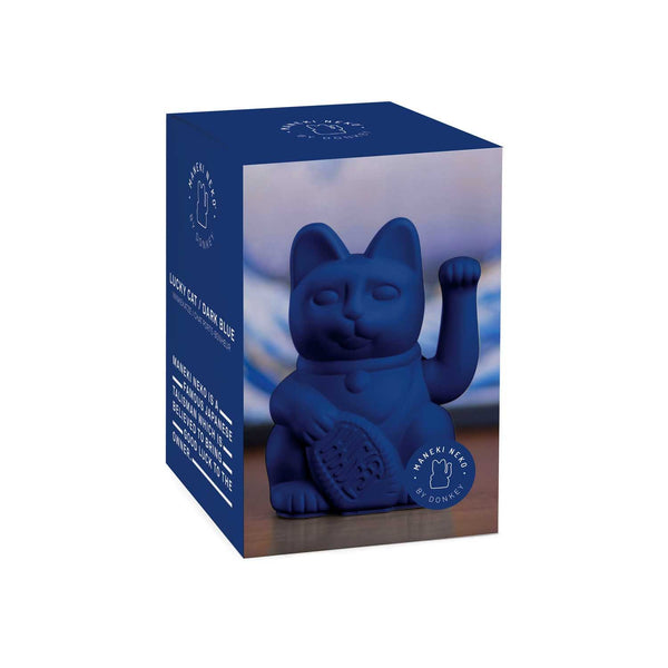 dunkelblaue Winkekatze in Verpackung/Kartonschachtel