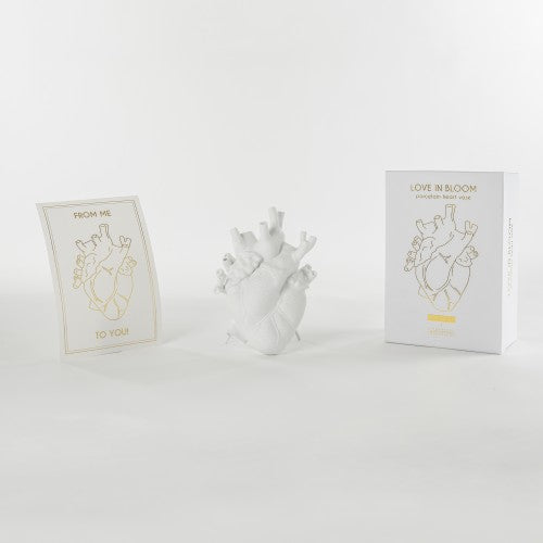 Vase in Form eines menschlichem Herz, weiß matt, stehend und neben dazugehöriger Verpackung 