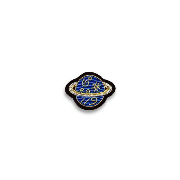 Brosche mit besticktem Planeten mit Ring (Saturn) und kleinen Details, Blau, Gold und schwarze Umrandung
