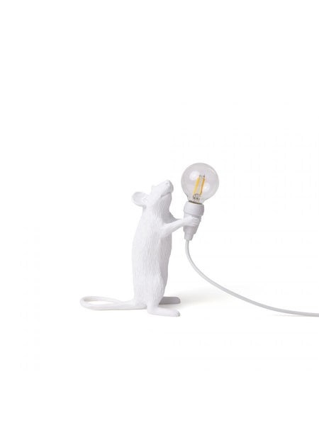 stehende weiße Mauslampe mit leuchtender Glühbirne in der Hand